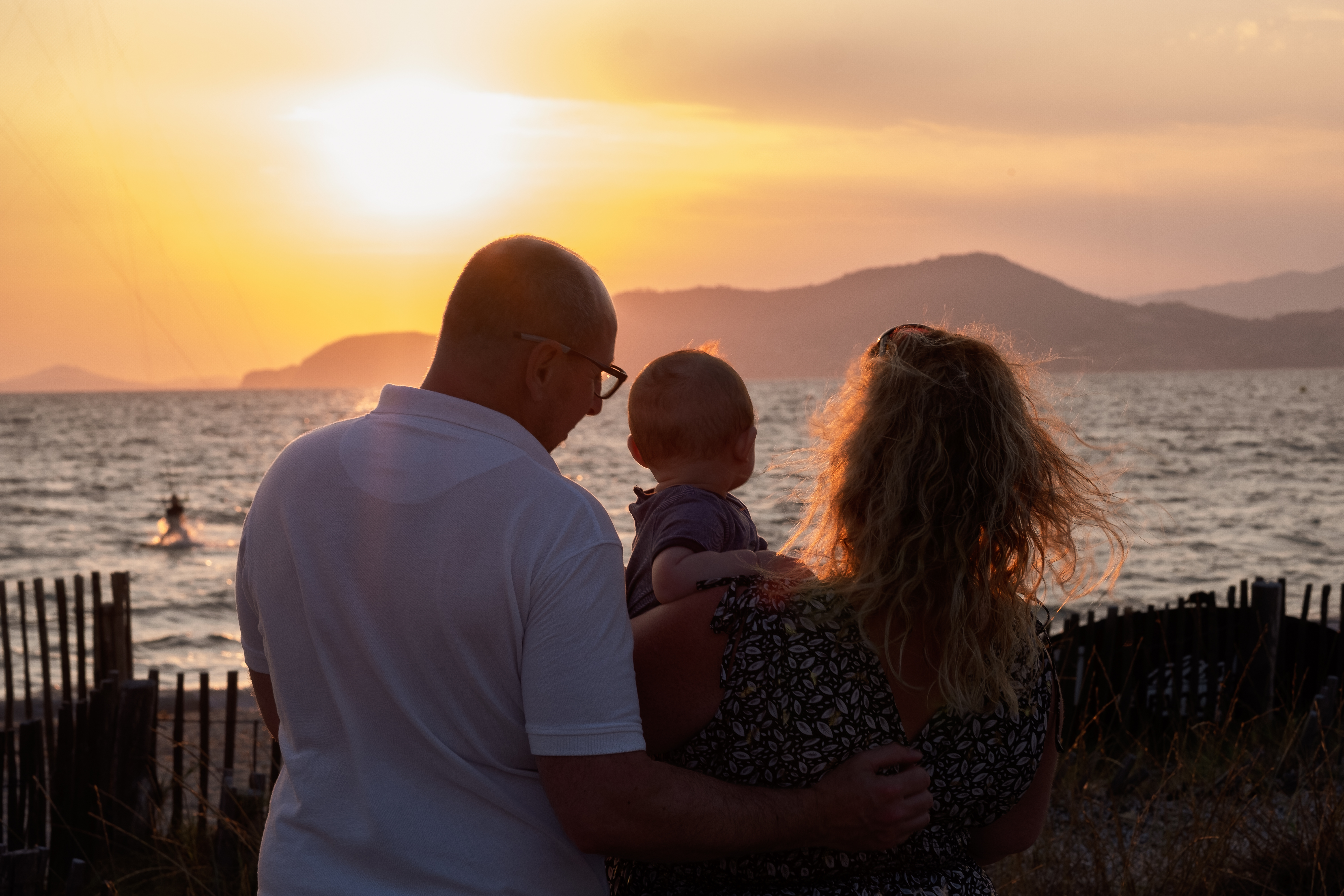 Famille réunie en extérieur à Hyères 02